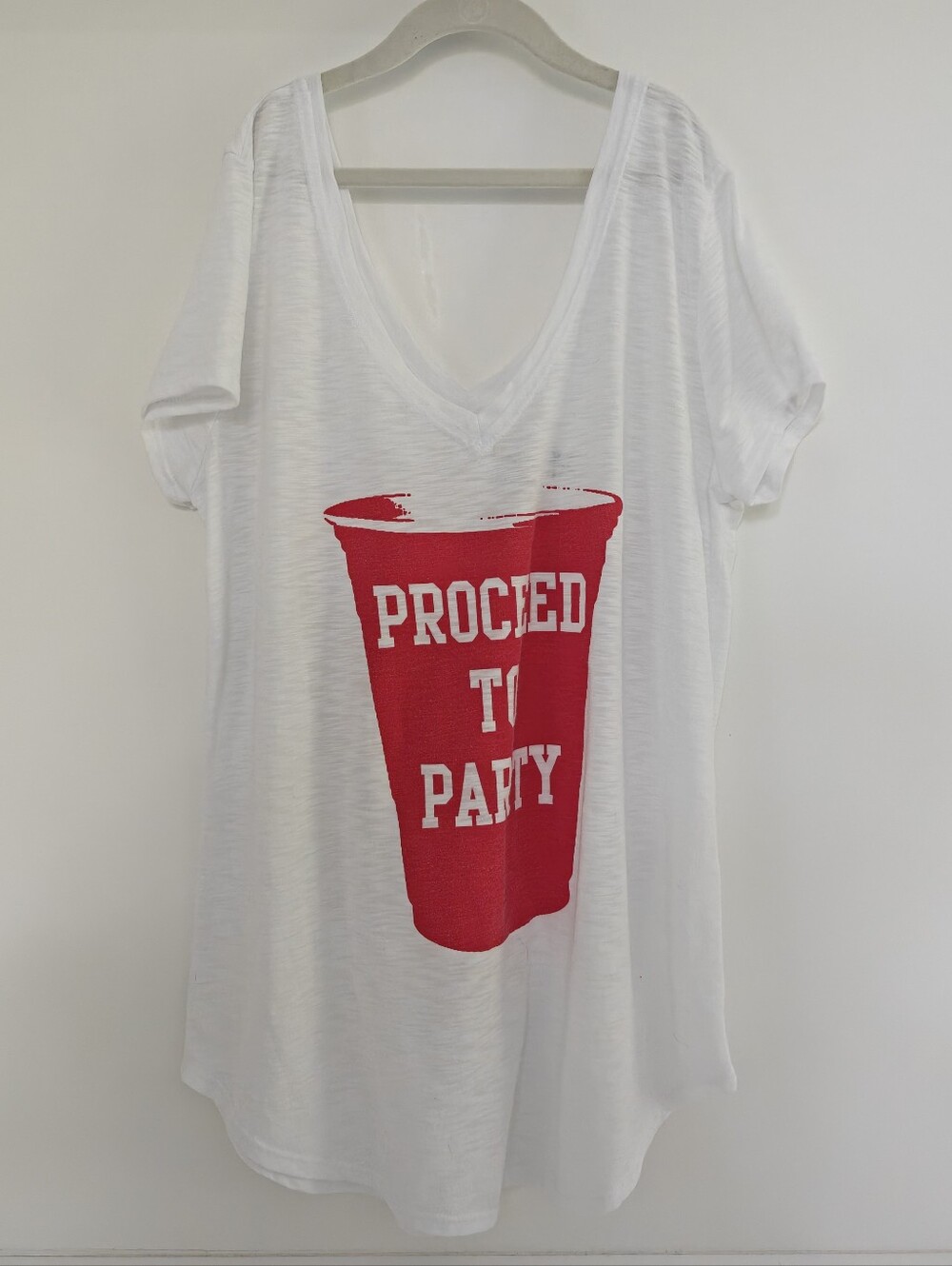Lyric Culture white V-neck short sleeve Proceed To Party/Red Solo Cup graphic XL